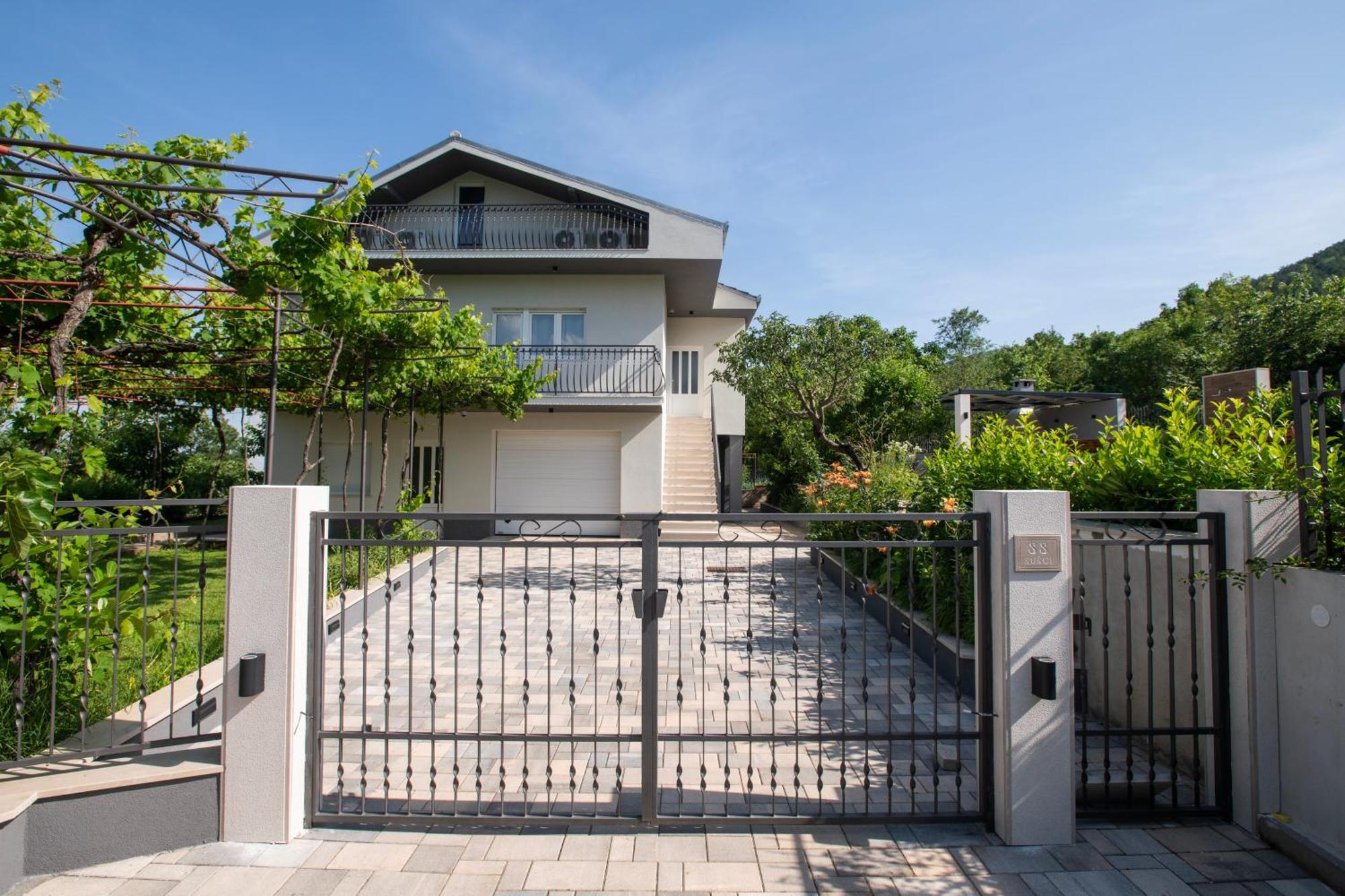 Villa Latica Dicmo エクステリア 写真